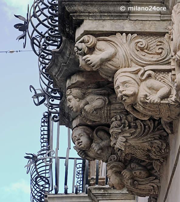 Typischer Balkon mit barocken Verzierungen
