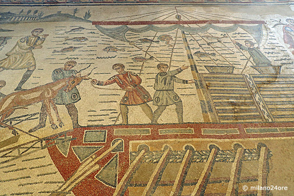 Mosaik mit Tieren, die auf das Schiff geladen werden